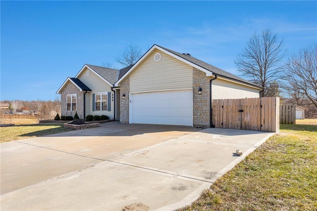 409 Meadowbrook Drive — photo 4