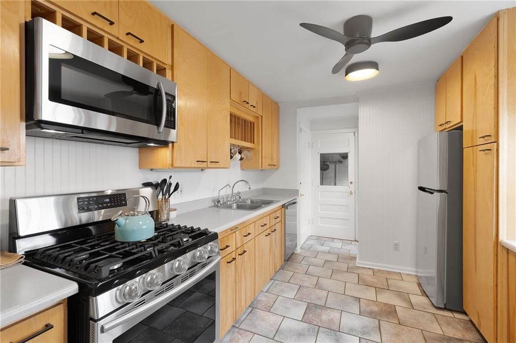 428 E 65th Terrace — photo 11