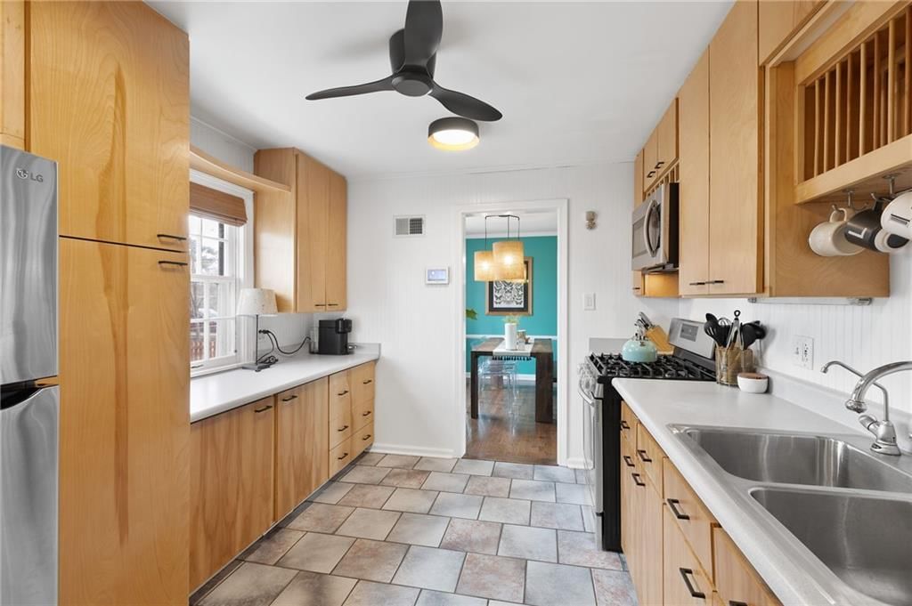 428 E 65th Terrace — photo 12