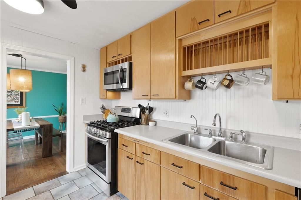 428 E 65th Terrace — photo 13