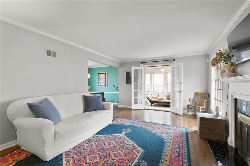 428 E 65th Terrace — photo 3