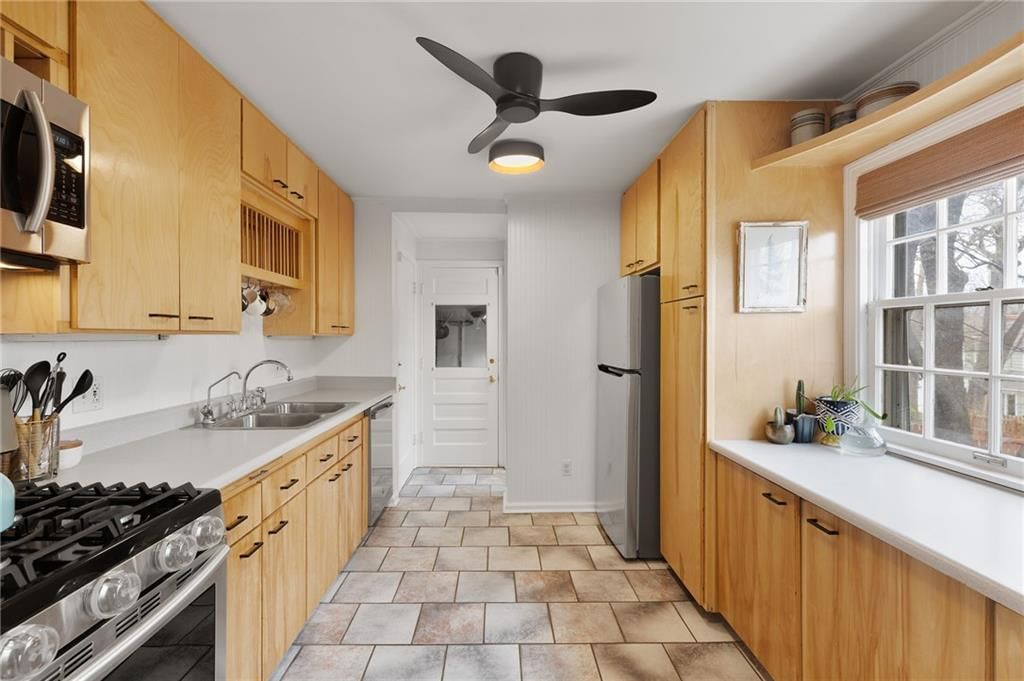 428 E 65th Terrace — photo 10
