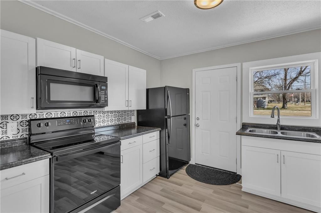 1047 S Locust Street — photo 11