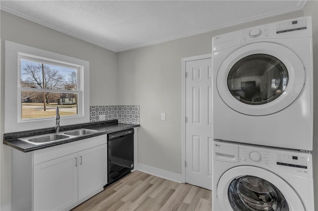 1047 S Locust Street — photo 12