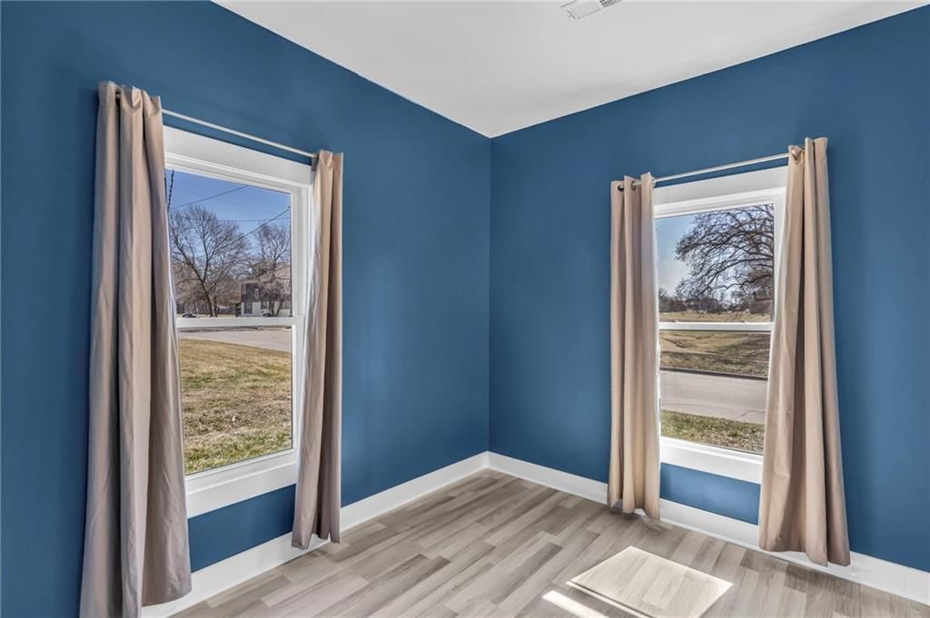 1047 S Locust Street — photo 15