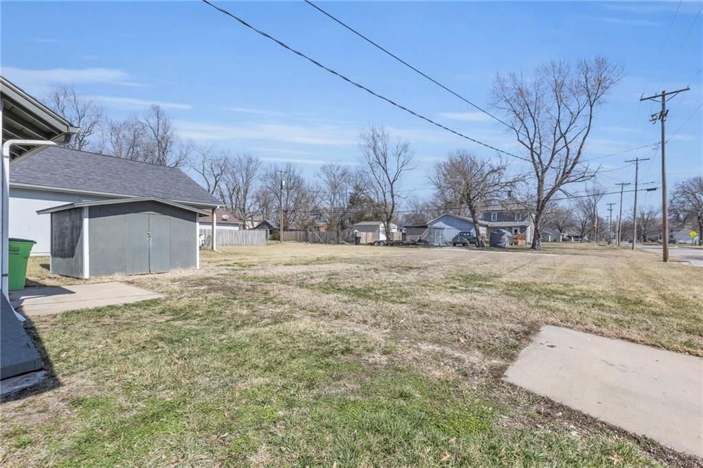 1047 S Locust Street — photo 23