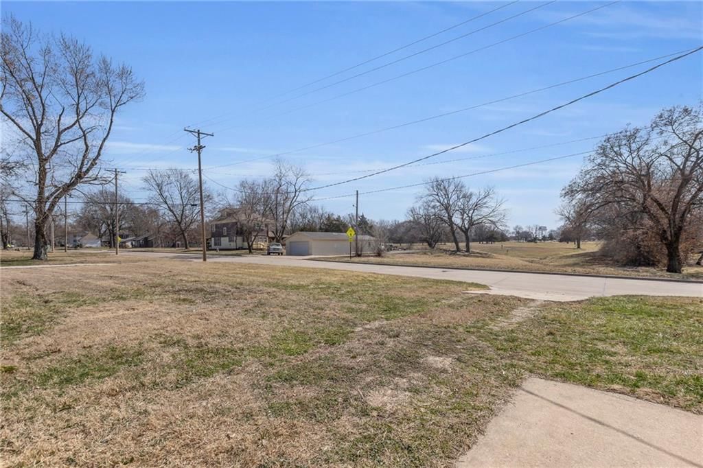 1047 S Locust Street — photo 25