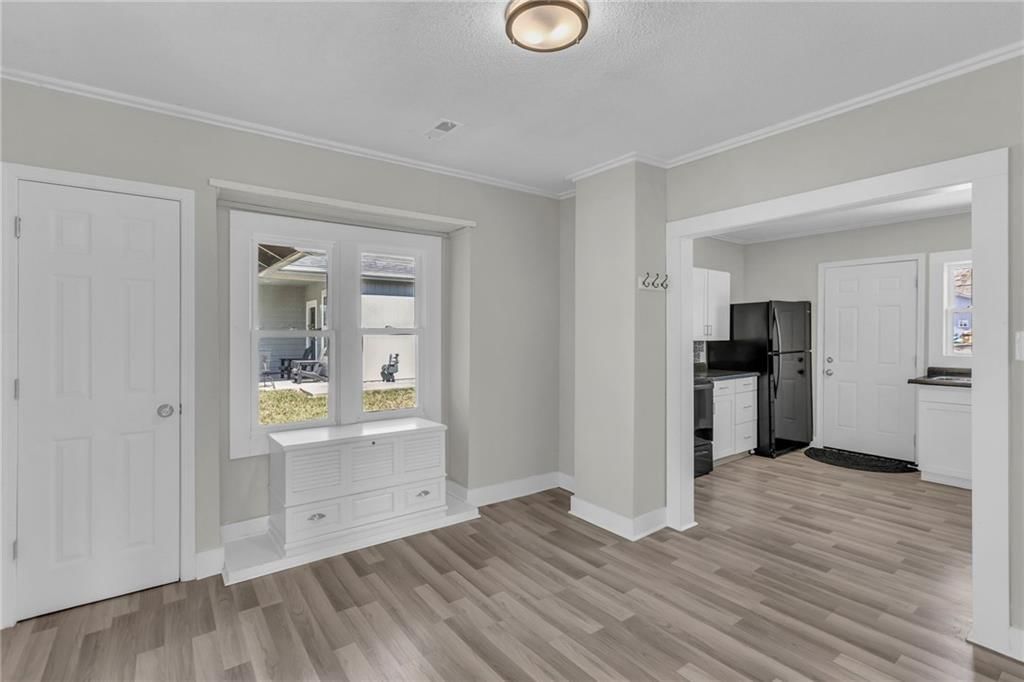 1047 S Locust Street — photo 8