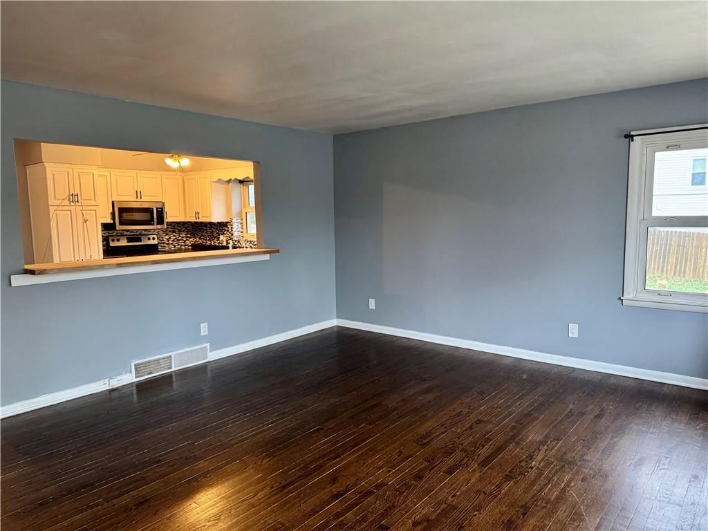 824 E 6th Street — photo 3
