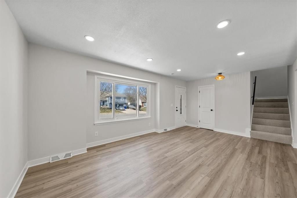 1124 N Walker Lane — photo 4