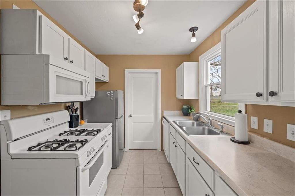 714 W 84th Terrace — photo 8