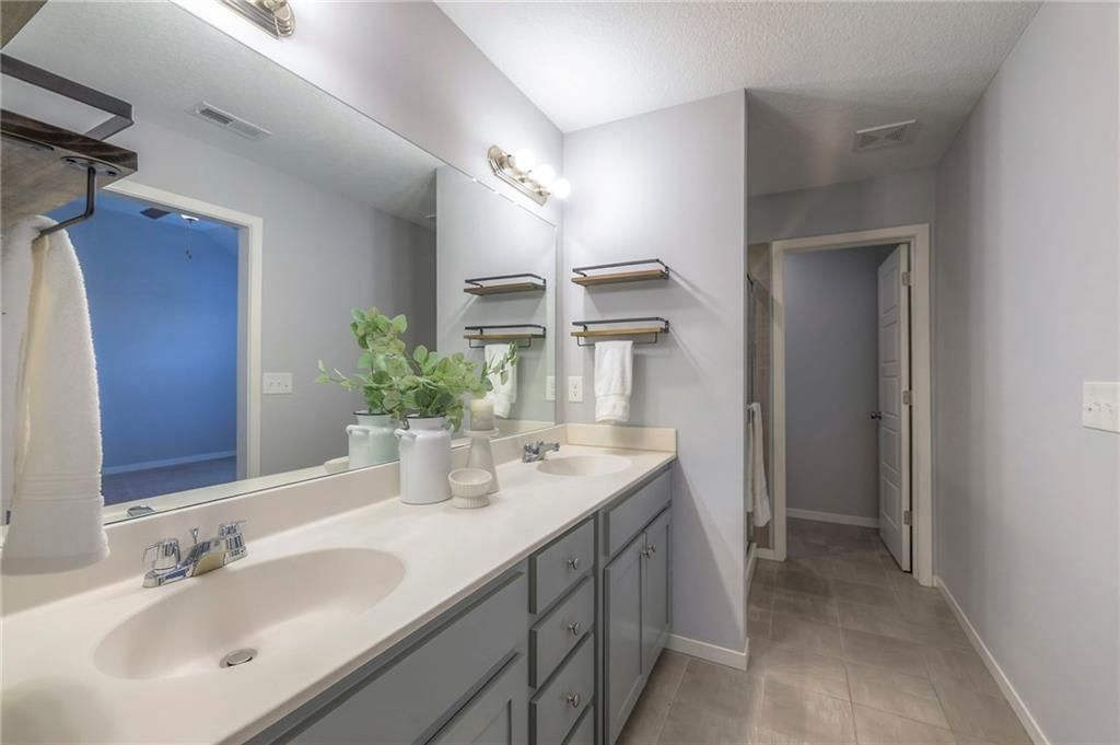 710 N Laurel Street — photo 36