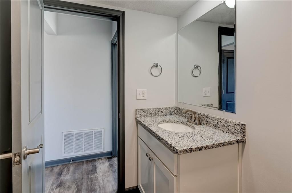 407 W 5th Street — photo 15