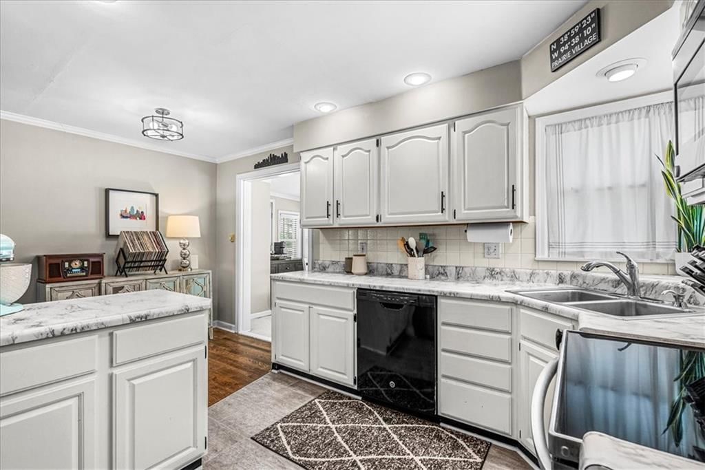 2114 W 72nd Terrace — photo 9