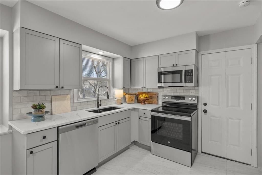 1303 Baltimore Street — photo 9