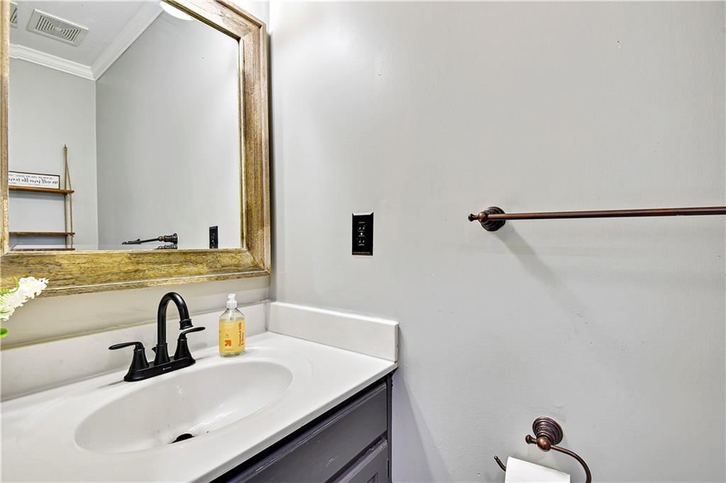 820 N Poplar Street — photo 12