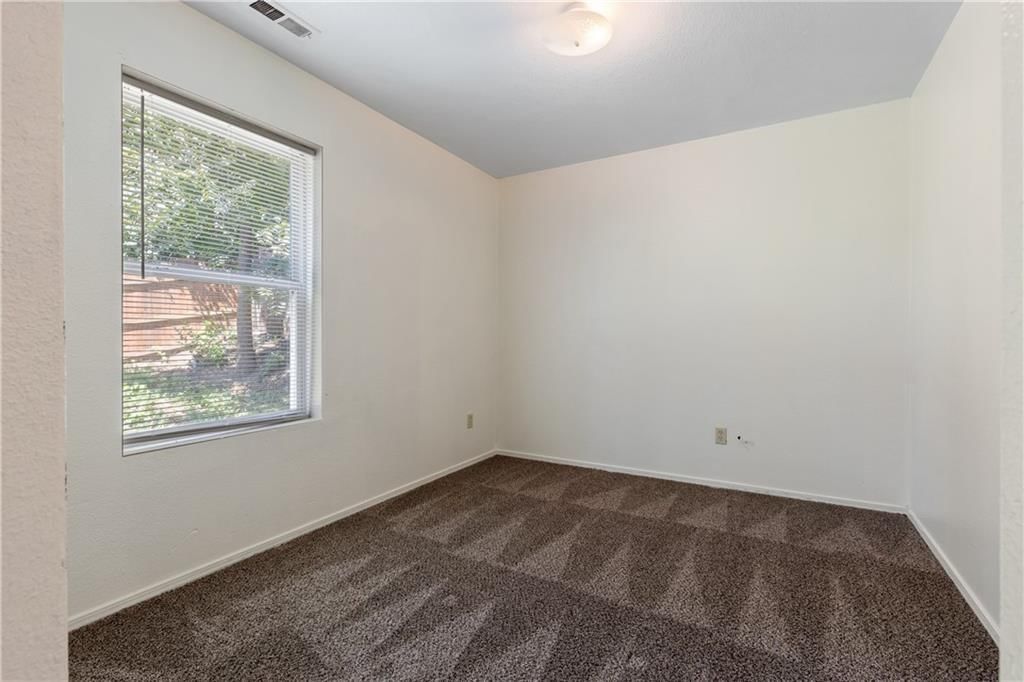 2810 Kensington Avenue — photo 9