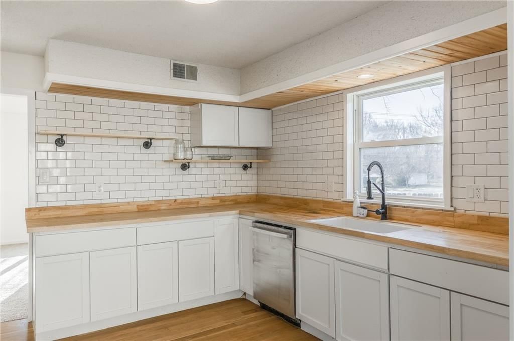 7924 N Troost Avenue — photo 17