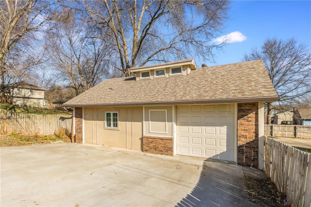 7924 N Troost Avenue — photo 41