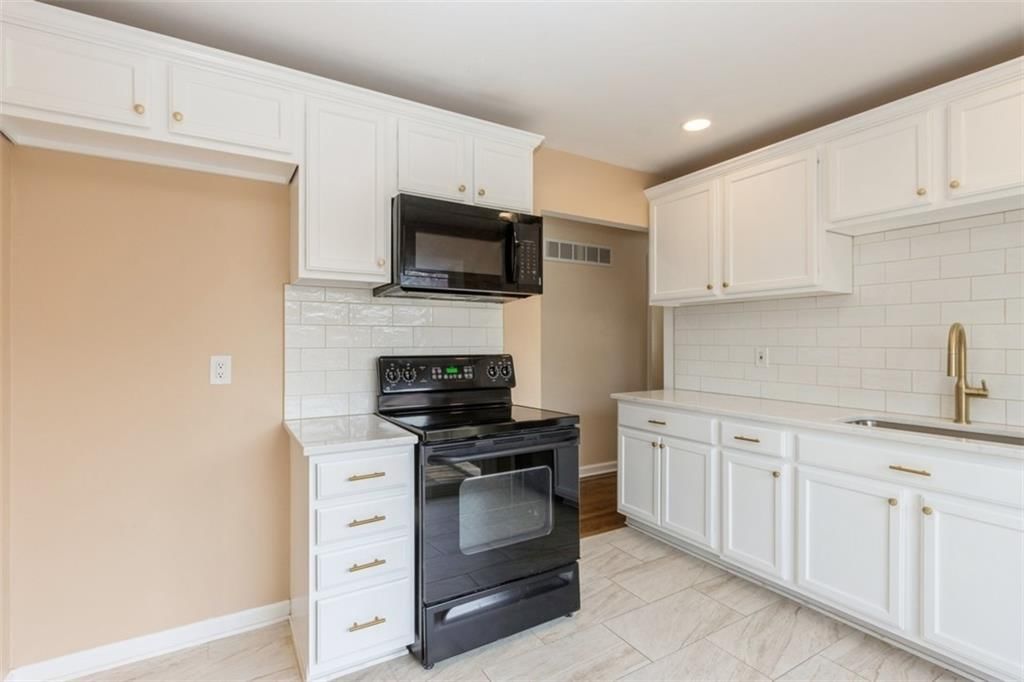 8726 Larsen Street — photo 9