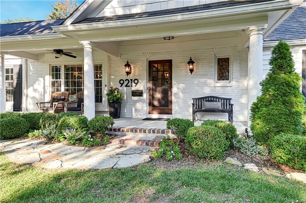 9219 Cherokee Place, Leawood, KS