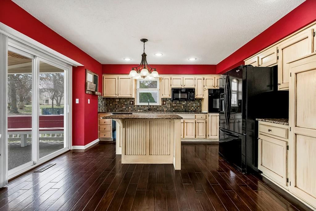 9821 BETSY ROSS Lane — photo 8
