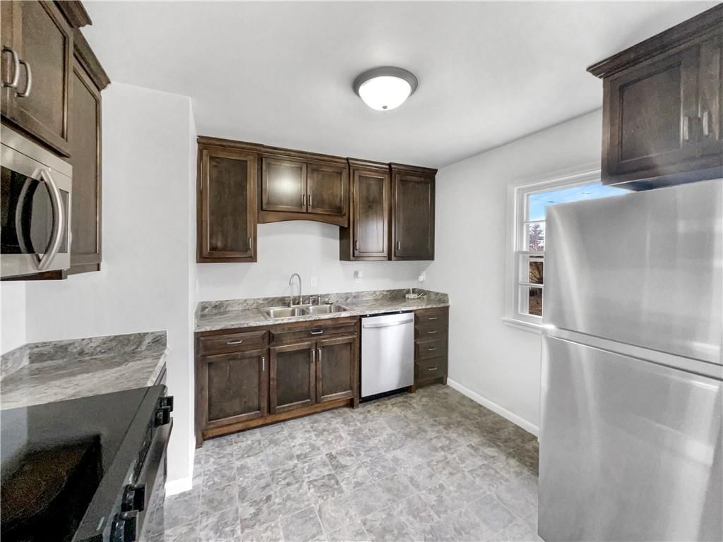 118 Berry Avenue — photo 13