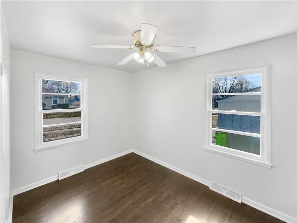 118 Berry Avenue — photo 18
