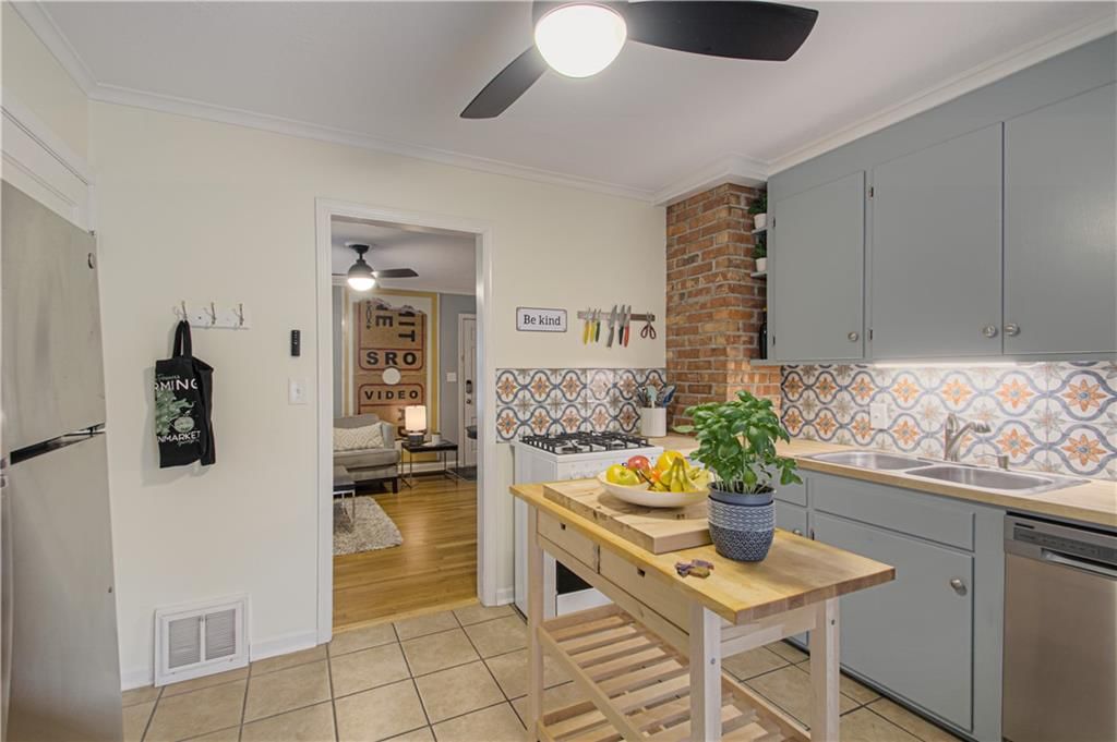 607 W 86th Terrace — photo 9