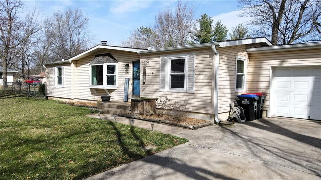 508 Oak Street W — photo 23