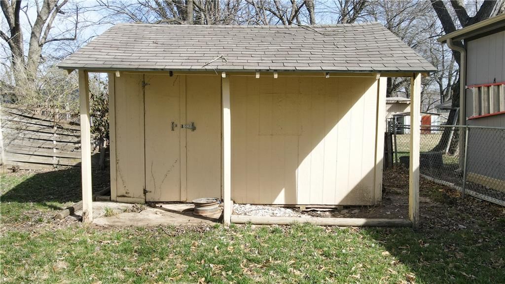 508 Oak Street W — photo 29