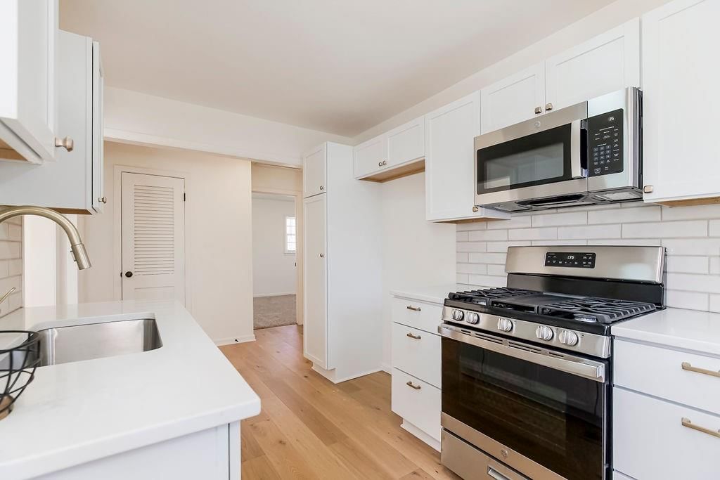318 N Keeler Street — photo 11