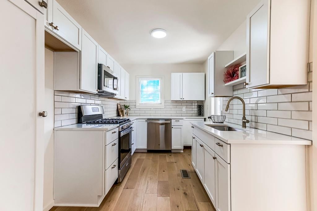 318 N Keeler Street — photo 8