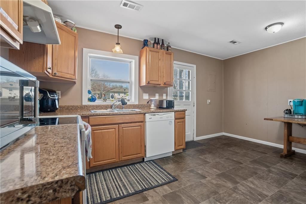 706 W Clay Street — photo 9