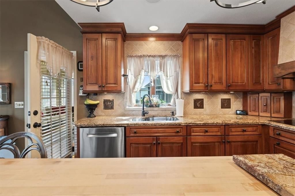 712 NE Plumbrook Place — photo 4