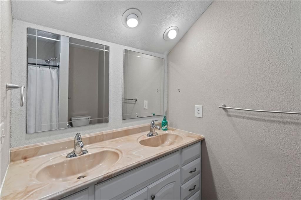 302 W Summit Street — photo 24