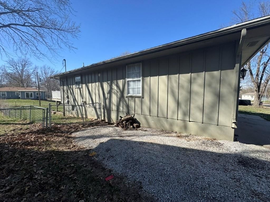 728 N Mohican Drive — photo 2