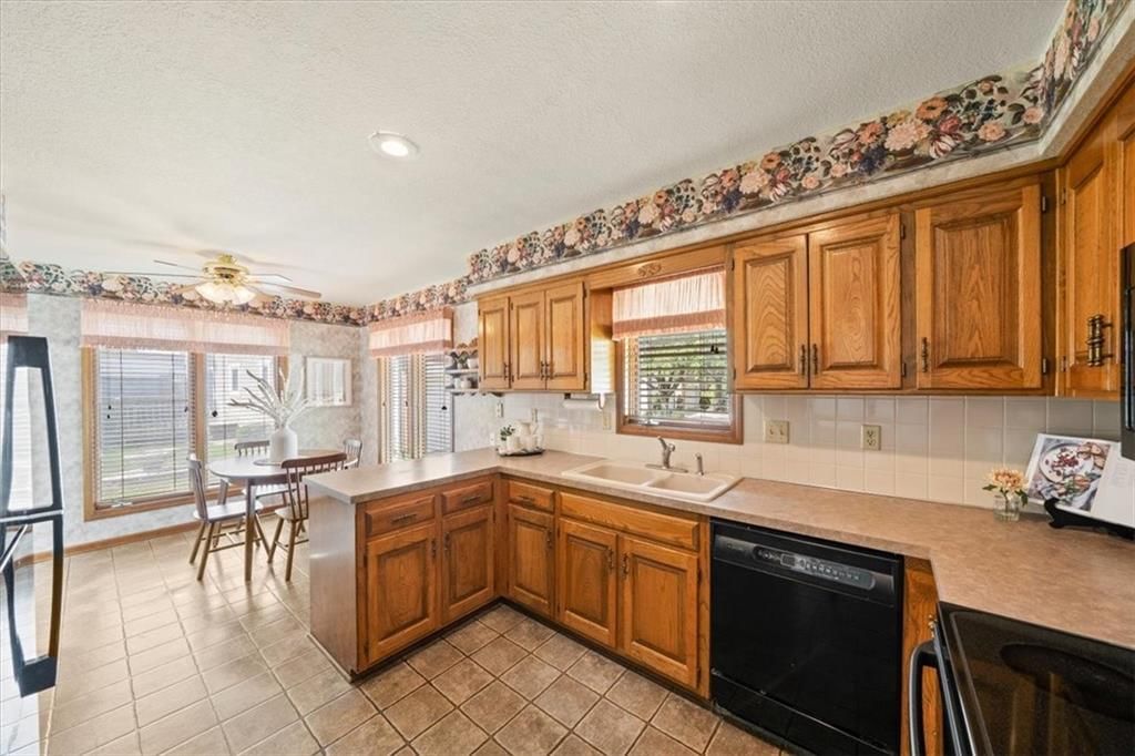 8592 Caenen Lake Court — photo 11