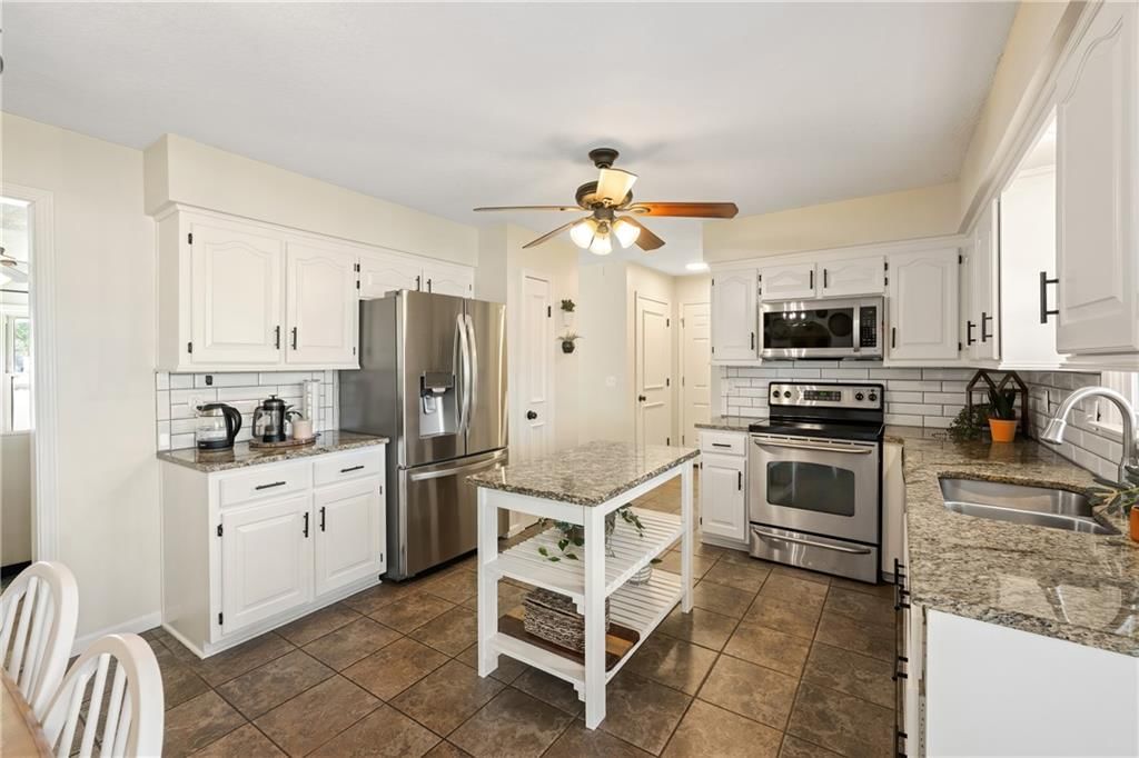 15706 W 124th Terrace — photo 9