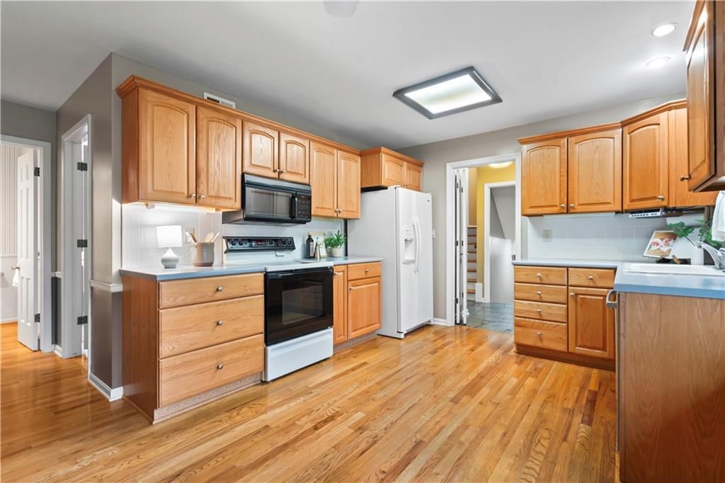 8021 Roe Avenue — photo 14