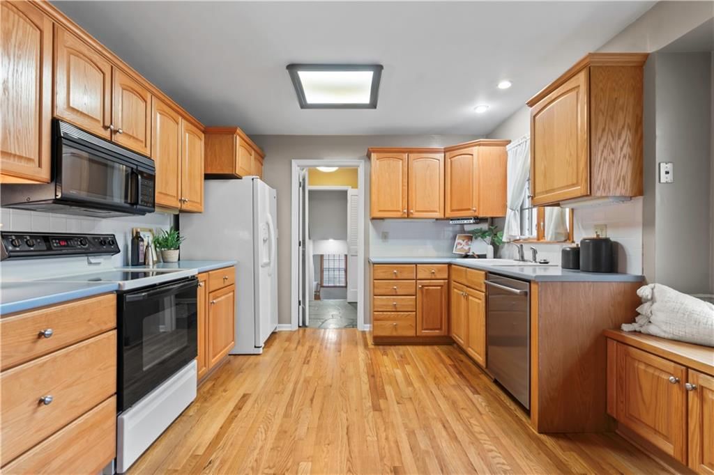 8021 Roe Avenue — photo 15