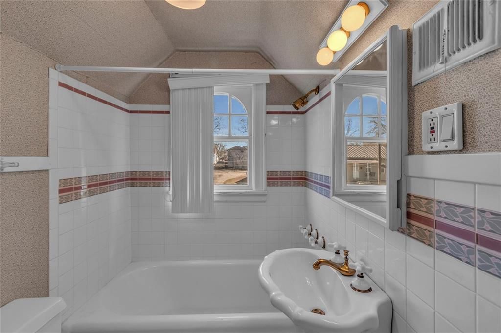 305 N Monroe Street — photo 22