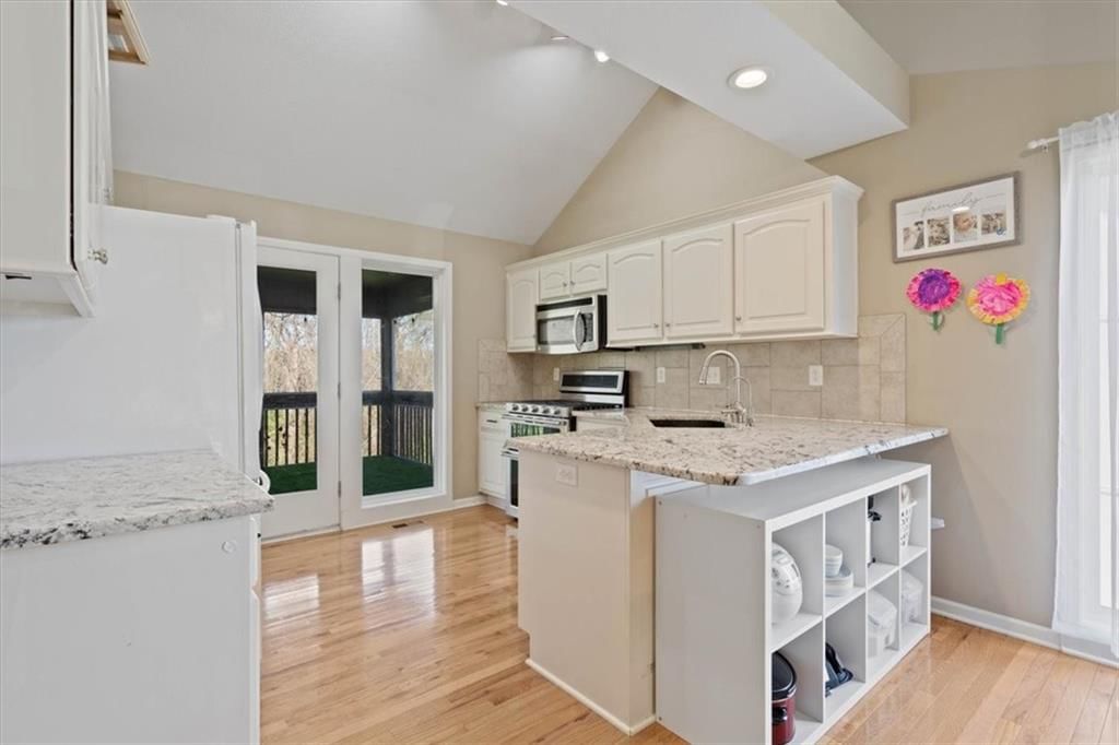 12204 Bennington Street — photo 8