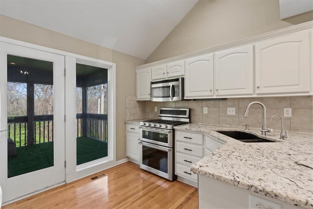 12204 Bennington Street — photo 9