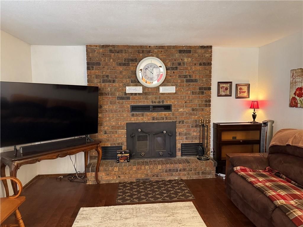 606 E Oak Street — photo 9