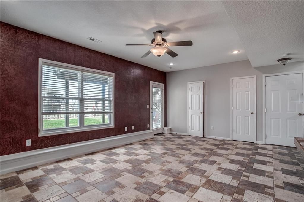 1110 Camelot Drive — photo 23