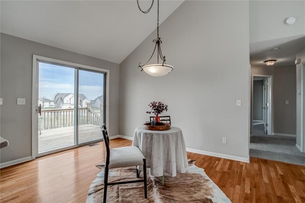 1110 Camelot Drive — photo 10