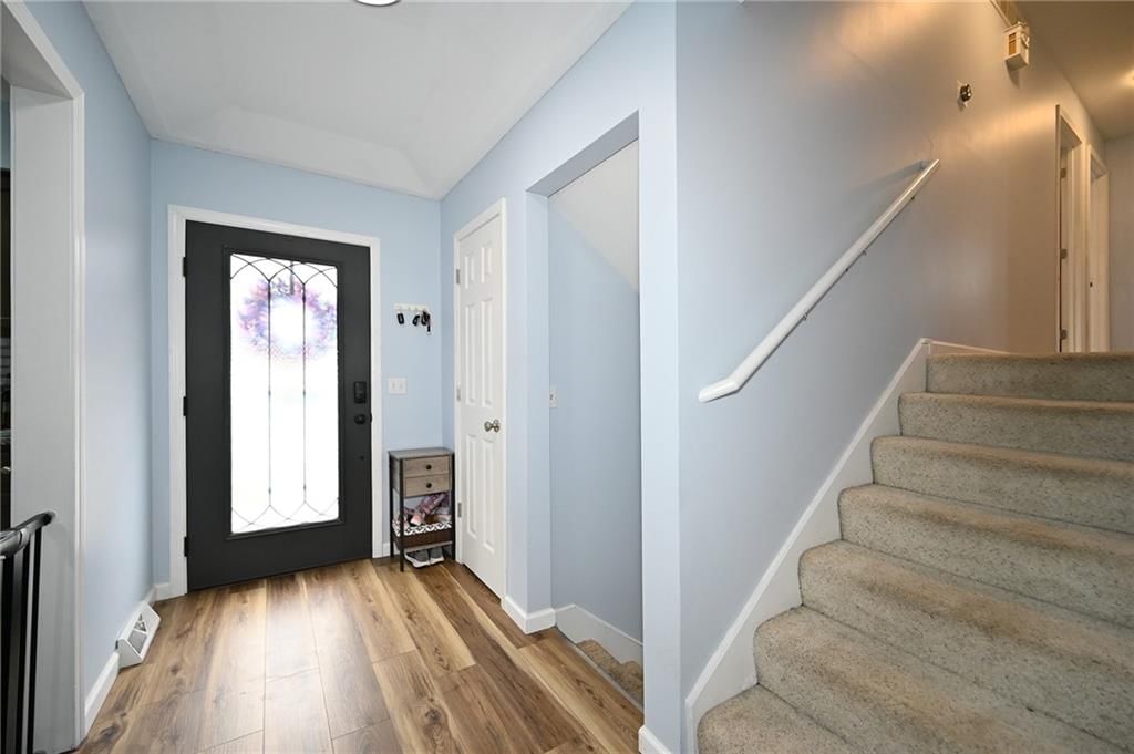 406 Woodcrest Drive — photo 3