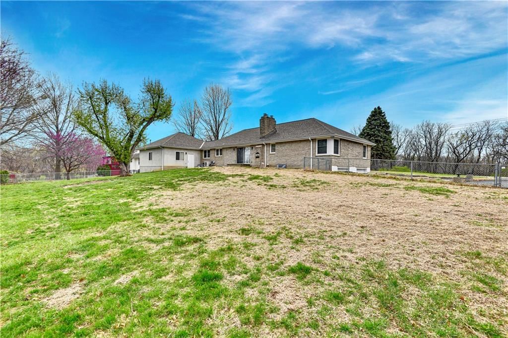 9200 E Linwood Boulevard — photo 5