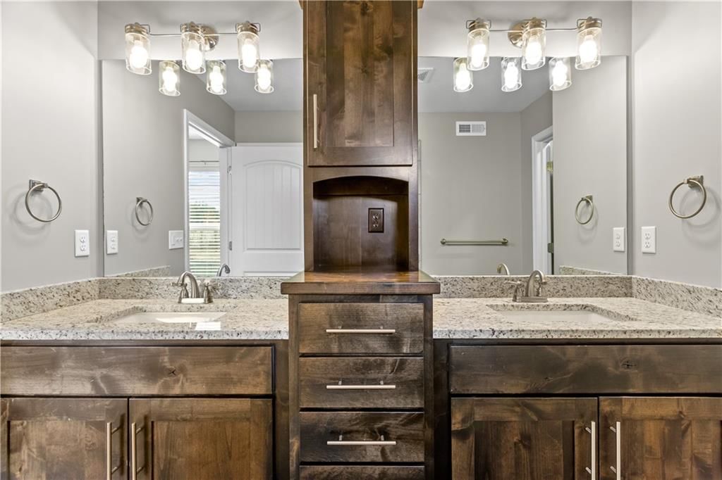 636 SW Gateway Court — photo 17